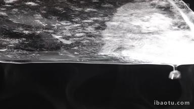 黑色背景下融化<strong>冰块</strong>水汽水滴实拍4k
